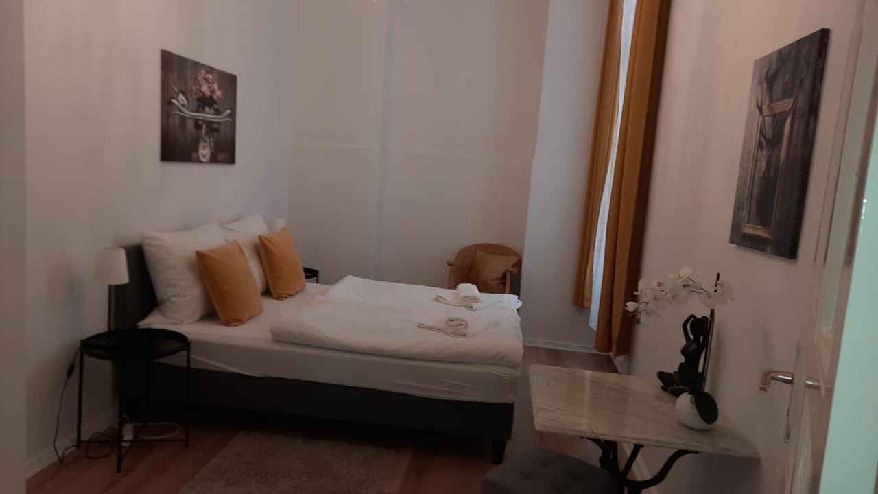 Family For 6 Guests, Mitte Moabit *